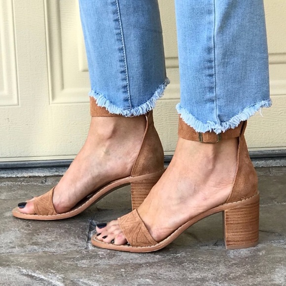 NIB Butter Soft Leather Textured Block Heel Sandal - Picture 2 of 6